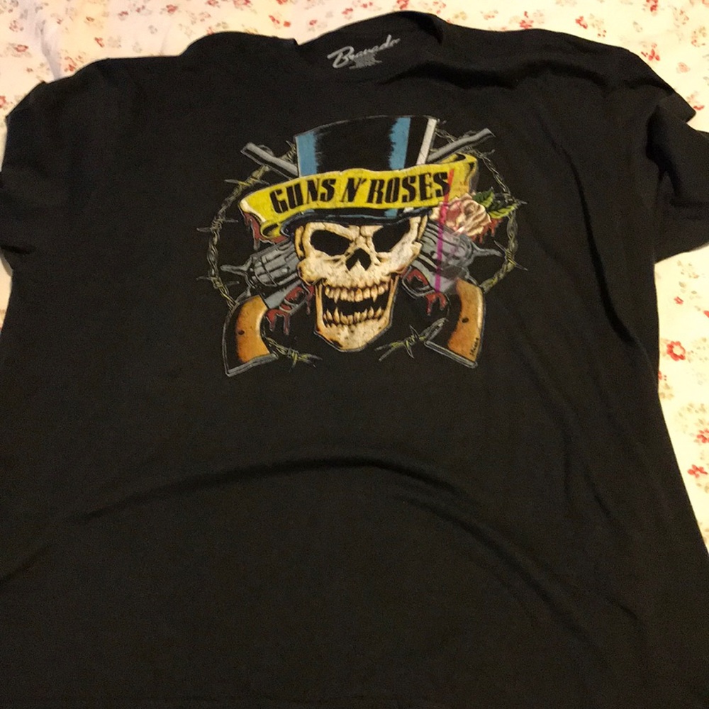 New with tags, men’s guns and roses T-shirt